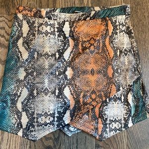 Snakeskin skort